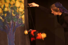 Der Feuervogel pickt an den goldenen �pfelchen. (C) by Cassiopeia Theater