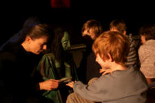 Iwan Zarewitsch ber�hrt die versteinerten im Garten.  (C) by Cassiopeia Theater