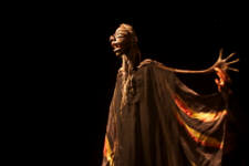 Kastschei fliegt durch die L�fte. (C) by Cassiopeia Theater